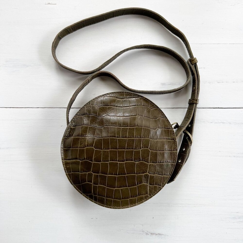Madewell The Simple Circle Crossbody Croc Embossed Leather Edition in Asparagus - Picture 7 of 10